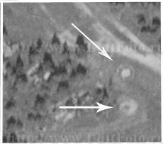 Фанерные палатки, замаскированные/не замаскированные и в процессе строительства/разобранные. Немецкая аэрофотосъемка. Масштаб 1:8000. На снимке показана стрелкой.