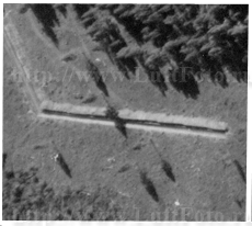 Противотанковый ров треугольного профиля. Вид на немецкой Аэрофотосъемке, масштаб ~ 1:8000
